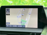 地図画面には現在地と周辺道路が表示され、目的地設定や表示変更などの項目も確認できます。画面上に操作項目がまとまっており、案内を見ながら目的地までの移動をサポートします。