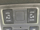 【両側パワースライドドア】スマートキーや運転席のスイッチで後席両側スライドドアの開閉が可能♪電動だから力を入れてドアを開ける必要が無く、小さなお子様でも簡単に開け閉めでき快適です♪
