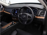 インストルメントパネルは僅かに運転席側へと傾けられているほか、余計なスイッチ類を可能な限り排し、運転に集中しやすい環境を造り出しています。