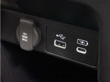 ◆USBチャージャー、12Vの電源ソケット◆使いやすい場所に装備されています。