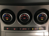 空調スイッチ類は最近流行のタッチパネル式ではなく、運転中でも直感的に操作できるダイヤル式を採用しております。