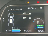 スピードメーター上に運転をサポートする様々な情報を表示してくれます。