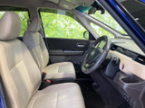 明るい色合いのシートと大きな窓で、運転席まわりは開放感のある空間です。前方や側方を見渡しやすく、ゆったりとした座席配置で、日々の移動も落ち着いて過ごせます。