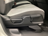 手動のレバーを使って、シートの高さや背もたれの角度を変えることができます。