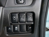 運転席の右側にはアイドリングストップ、両側オートスライドドア、エマージェンシーブレーキ、VDCの操作スイッチが有ります。