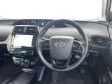 運転席まわりです。 各操作スイッチは使いやすい位置に配置されてます。