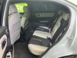 後席は明るい色を取り入れたシートで、車内にすっきりとした印象を与えます。足元にも空間があり、ドア側から乗り降りしやすく、家族や友人との移動にも便利にお使いいただけます。