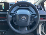手元に複数のスイッチがまとまり、運転姿勢を保ちながら各種機能にアクセスしやすい配置です。メーター表示と合わせて操作箇所を確認でき、日常の運転に便利です。