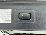 電動式バックドアです。 荷物を持ったままでもボタン一つで自動的に開け閉めできるので便利ですよ。 挟み込み防止機能も付いていますのでお子様の手や荷物を挟み込むのを防いでくれますよ。
