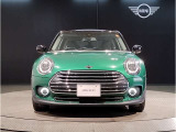 MINIのフロントグリルのデザインはイギリスで生まれた当初から、シルバーのサイドバーが折り重なった伝統的なデザインで御座います。その伝統はBMWのお車になってからでも少しずつ形を変えて守られております