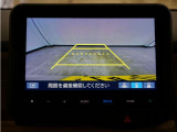 バックカメラ搭載です!車庫入れが苦手な人はもちろん、車両感覚に自信がある人にもお勧めです!見えない箇所が見えるようになるので、低い障害物や隠れてしまっている子供の存在等にも気付く事が出来ます。