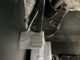 パーキングブレーキは、フットブレーキタイプです。