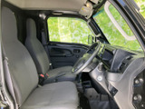 運転席まわりは視界が広く、周囲の確認がしやすいレイアウトです。シートや操作部が手の届きやすい位置にまとまり、落ち着いた色合いの室内で日々の乗り降りも快適に行えます。