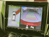 車両周囲を俯瞰した表示と後方映像を画面で確認でき、駐車時の周囲確認をサポートします。目安となるガイドも表示されるため、車庫入れの際に活用いただけます。
