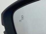 斜め後ろに存在する車を探知。その方向のドアミラー鏡面上にマークを表示し、存在をお知らせしてくれます。また、その方向にウインカーを操作すると、マークの点滅と警告音で注意を促します!
