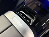 モニターの下部にあるボタンで、ソフトトップの開閉、ウインドディフレクターの出し入れが簡単に可能です。
