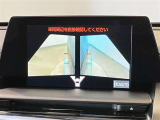 映像で見づらい車両周辺の確認をアシスト。クルマを真上から見ているような映像を表示。 運転席から確認しにくい車両周囲の状況を把握。