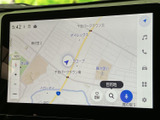 道路や現在地、周辺施設が画面上で確認でき、目的地までの道順を把握するのに便利です。拡大縮小や検索の表示もあり、行き先の設定を視覚的に進めやすいナビ画面です。