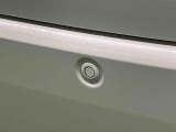 駐車場などでペダルの踏み間違えた時、急発進を抑制するバックソナーセンサーが付いているので安心です。