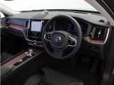 インストルメントパネルは僅かに運転席側へと傾けられているほか、余計なスイッチ類を可能な限り排し、運転に集中しやすい環境を造り出しています。
