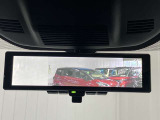 【インテリジェント ルームミラー】車両後方のカメラ映像をミラー面に映し出すので、車内の状況や、天候などに影響されずいつでもクリアな後方視界が得られます!