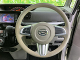 手元にスイッチ類が配置され、運転姿勢を保ちながら各種操作にアクセスしやすい造りです。メーターや周囲の視界を確保しやすく、毎日の運転を快適にサポートします。