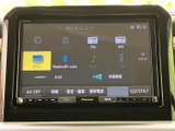 地上デジタル放送やFM・AM、Bluetooth Audioなどの選択項目が並び、使いたい音源を画面で確認できます。複数のメディアに対応したメニューで、日々の移動時間にも活用しやすい装備です。