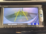 リバースギアに入れるだけで後方の表示へ切り替わります。夜間や雨の日の駐車も楽になりますよ。
