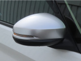 【LEDドアミラーウインカー】ドアミラーにウィンカーが付いているので、周りの車がウインカーやハザードに気付きやすくなります。右左折時や車線変更時の事故を防ぎ、安全に走行できます。