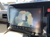 360度ビューカメラを搭載。4方の小型カメラの映像を処理し、車両真上からの映像に変換しています。
