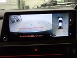 バックモニターと一緒にパノラミックビューモニター搭載!後方だけでなく、車を真上から見るように周囲の安全確認をサポートします