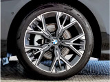 【BMWアロイホイル】軽量かつ強度に拘ったアロイホイル。走行性能ポテンシャルを引き出す設計。車の足元を引き締めてくれる大きなポイントはアロイホイルです。