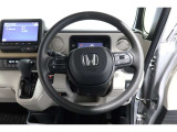 運転中もハンドルでの操作が可能です。特に高速道路等の目が離せない運転時には、便利さだけでなく、安全性も兼ね備えております。