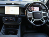 ディフェンダーらしい、シンプルで操作のしやすい運転席廻りです。
