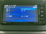 画面上にラジオやBluetooth、USBなどの音源項目が表示され、選択肢をひと目で確認できます。タッチ画面と周囲のボタンを使い分けられ、日常の操作も把握しやすい装備です。
