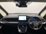 シンプルながら機能性あふれる運転席廻りです。視界性もよく、運転しやすいですよ。