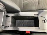 アームレストの中にも収納スペースあり!運転席周りをすっきり保てます♪