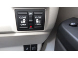 両側電動スライドドア装備しております。