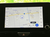周辺の道路や施設名が表示され、現在地を確認しながら目的地を設定できます。拡大縮小や検索の操作も画面上で行え、慣れない場所へのお出かけにも役立ちます。