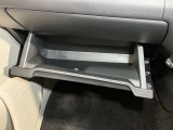 【グローブボックス】容器がせり出してくるバケットタイプ!一目で中身を把握でき、取り出しやすさにも優れます!