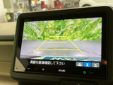 後退時の後方映像にガイドラインが表示され、駐車スペースへ車を寄せる際の目安になります。画面で周囲の状況を確認しながら操作できるため、毎日の駐車をサポートします。