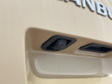 【バックカメラ】 駐車時に車両後方の様子を見ることができるので、運転の不安を軽くします。