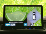 後方の映像に加えて車両周囲の様子も画面に表示され、駐車時の確認に便利です。ガイド線も表示されるため、周囲に気を配りながら車庫入れを行えます。