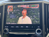 テレビ番組を表示でき、停車時には車内で映像を視聴して過ごせます。画面から番組内容を確認しやすく、休憩中などの時間を楽しむ際にも便利な装備です。映像の視聴は停車中にお楽しみください。