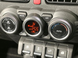 【オートエアコン】一度お好みの温度に設定すれば、車内の温度を検知し風量や温度を自動で調整。暑い&hellip;寒い&hellip;と何度もスイッチ操作をする必要はありません。快適な車内空間には必須の機能ですね♪