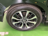 純正アルミホイールです。足元が引き立つので、車全体のイメージがアップしますよ!