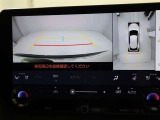 パノラミックビューモニターを装備。駐車場や交差点でクルマを真上から見るように周囲を確認できます。機能の詳細は販売店スタッフまでおたずねください。