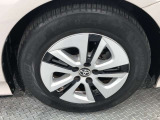 【純正アルミホイール】です!車両デザインに合わせてホイールをデザインしているため、見た目にもカッコイイアルミホイール♪洗車もラクチンで錆びません。