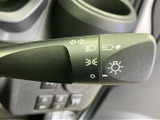 レバー上のマークで灯火類に関する機能を確認しやすく、運転席から視線を大きく外さず扱えます。毎日の運転で使う装備が手元にまとまり、必要な機能を把握しやすい点も便利です。