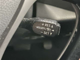 クルーズコントロール機能が付いています。 速度を設定するとアクセルを踏まなくても一定の速度で走ることができます。  高速道路ではとても便利な装置なんです。